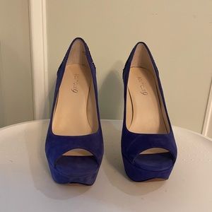 7.5 platform peep toe pumps with glitter on the back